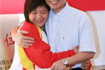 在毕院长手术帮助下，崔娜获得了有用的视力，一举夺得北京残奥会冠军，与毕院长分享冠军的快乐