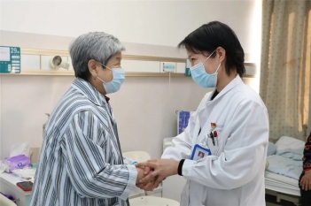 79岁的志愿者奶奶饱受视力下降之苦 接受白内障手术重返防范非法集资志愿服务一线