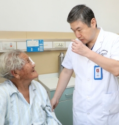 107岁老寿星的“视界”困境：眼皮下垂、眼睑内翻遮住的不止光明