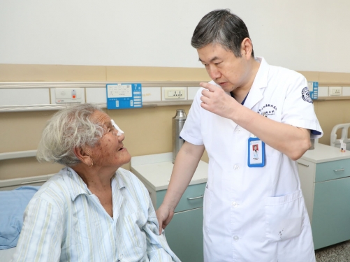 107岁老寿星的“视界”困境：眼皮下垂、眼睑内翻遮住的不止光明