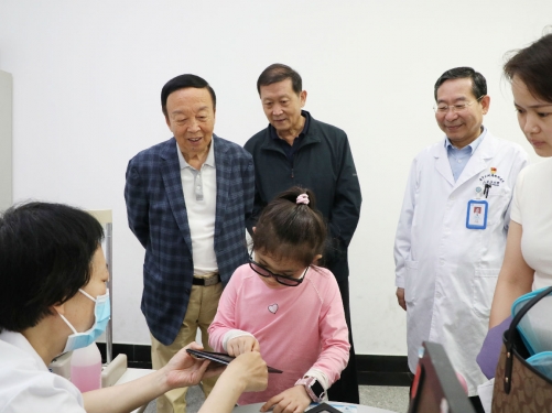 山东省关心下一代工作委员会副主任王天瑞、刘俭朴一行在我院开展儿童青少年近视防控工作专题调研
